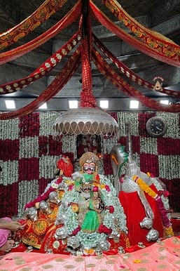 बाबा महाकाल का पंचमुखारविंद श्रृंगार - छबीना, होलकर, मनमहेश, शिवतांडव, उमामहेश स्वरूप मे दिए दर