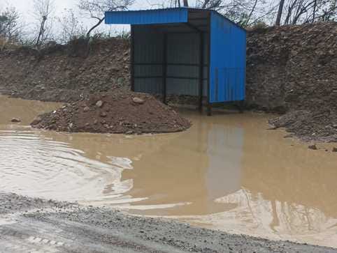 बारिश के कारण ऊहल चौक में सड़क की हालत हुई खराब। स्रोत : ग्रामीण