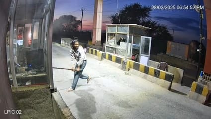 चित्तौड़गढ़ जिले के निंबाहेड़ा सदर थाना इलाके में टोल नाके पर तोड़ फोड़ करते बदमाश।