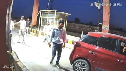 चित्तौड़गढ़ जिले के निंबाहेड़ा सदर थाना इलाके में टोल नाके पर तोड़ फोड़ करते बदमाश।