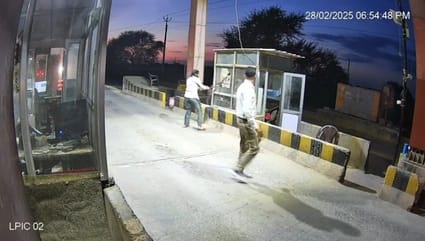 चित्तौड़गढ़ जिले के निंबाहेड़ा सदर थाना इलाके में टोल नाके पर तोड़ फोड़ करते बदमाश।