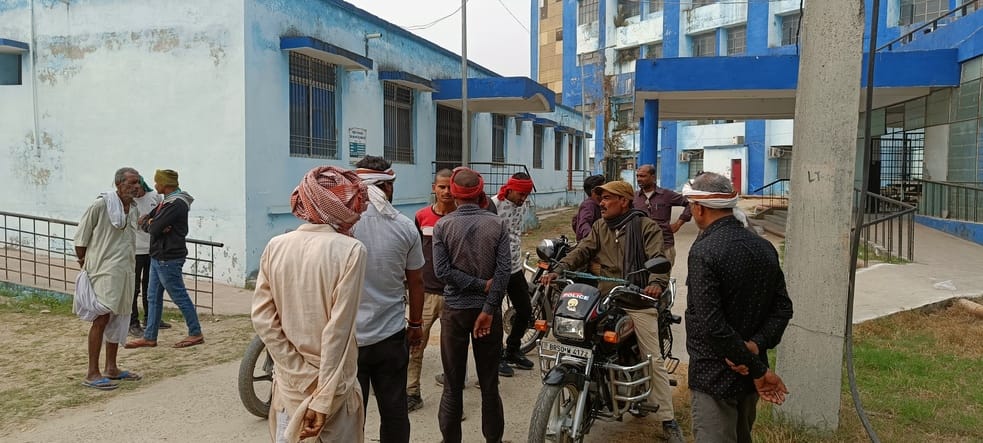 घटनास्थल पर जुटी ग्रामीणों की भीड़।
