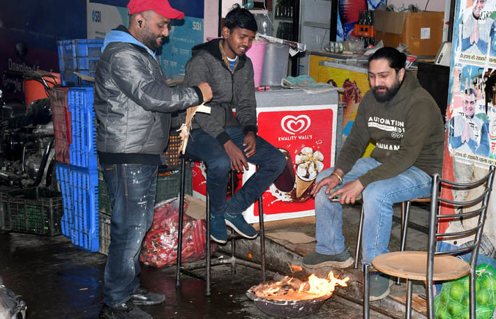 हमीरपुर बाजार में बारिश के बीच अपने गंतव्य की ओर जाते लोग। संवाद हमीरपुर बाजार में बारिश के बीच अपने गंतव्य की ओर जाते लोग। संवाद