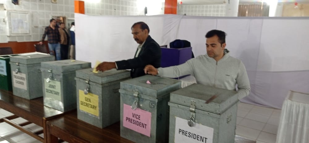 कुरुक्षेत्र। मतदान को लेकर अधिवक्ताओं में इस तरह बना रहा उत्साह। संवाद कुरुक्षेत्र। मतदान को लेकर अधिवक्ताओं में इस तरह बना रहा उत्साह। संवाद