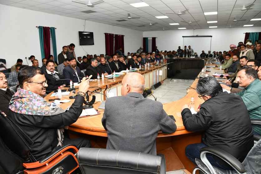पुंछ जिले के मेंढर मंत्री जन संपर्क अभियान में भाग लेते
