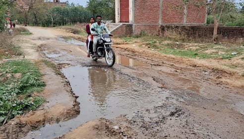 पनबड़िया पुलिया पर चल रहा निर्माण कार्य। संवाद पनबड़िया पुलिया पर चल रहा निर्माण कार्य। संवाद