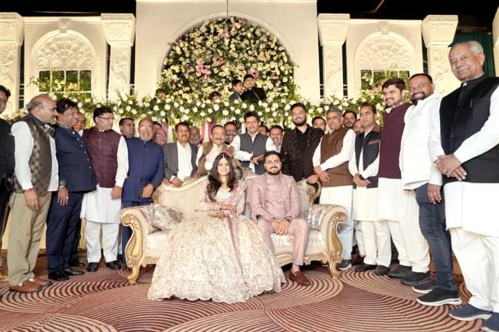 पूर्व सांसद व कांग्रेस नेता डॉ. अशोक तंवर शनिवार को वार्ड 20 से निर्दलीय प्रत्याशी अमित सोनी व 