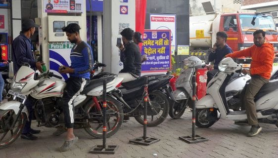 पेट्रोल पंप पर बिना हेलमेट के पेट्रोल भरवाते दो पहिया वाहन चालक। संवाद