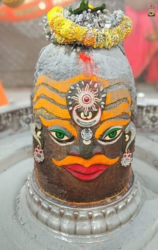 सूर्य, चंद्र लगाकर भस्म आरती मे सजे बाबा महाकाल आज दिए इस स्वरूप में दर्शन