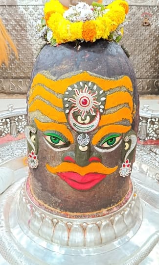 सूर्य, चंद्र लगाकर भस्म आरती मे सजे बाबा महाकाल आज दिए इस स्वरूप में दर्शन सूर्य, चंद्र लगाकर भस्म आरती मे सजे बाबा महाकाल आज दिए इस स्वरूप में दर्शन