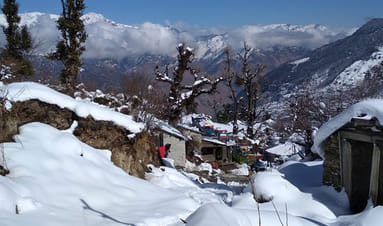 धनगढ़ी के पहाड़ी जिले में बर्फबारी के बाद का नजारा। संवाद धनगढ़ी के पहाड़ी जिले में बर्फबारी के बाद का नजारा। संवाद