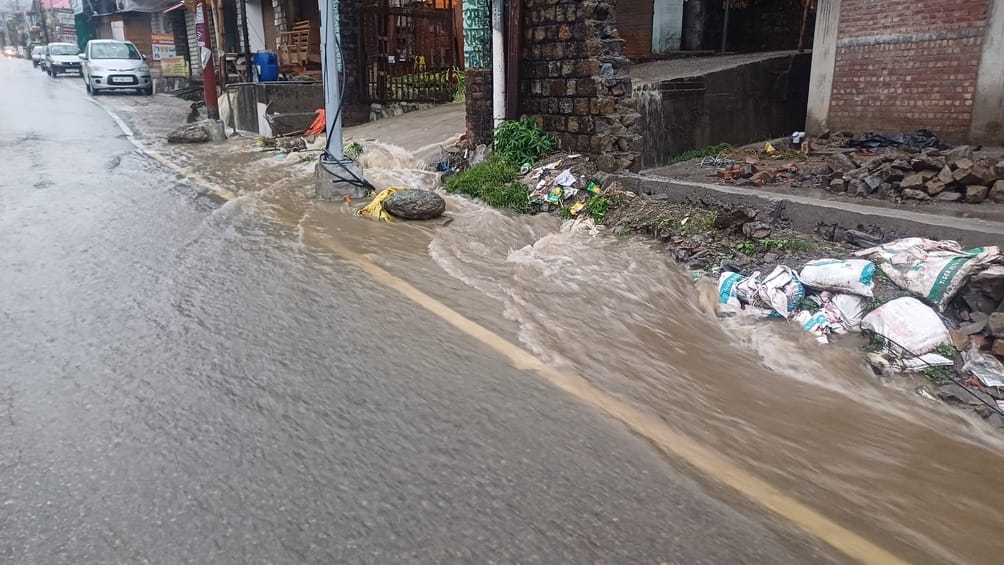 धर्मशाला में लगातार हो रही बारिश के चलते उफान पर आई मन्नूणी खड्ड। संवाद