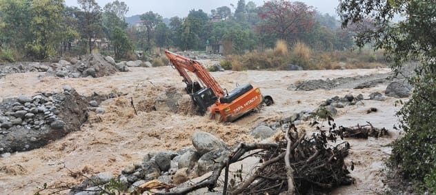 धर्मशाला में लगातार हो रही बारिश के चलते उफान पर आई मन्नूणी खड्ड। संवाद
