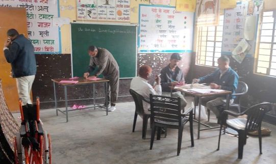 01जेएनडी25-मतदान केंद्र पर पहुंची पोलिंग पार्टी। संवाद