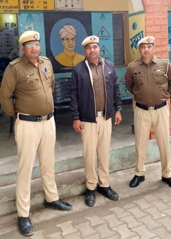 01जेएनडी25-मतदान केंद्र पर पहुंची पोलिंग पार्टी। संवाद