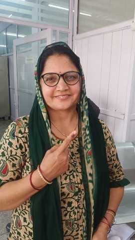 02सीटीके11...वार्ड 17 के लिए मस्तनाथ स्कूल में बने मतदान केंद्र पर वोट डालकर लौटते सुशील सैनी 02सीटीके11...वार्ड 17 के लिए मस्तनाथ स्कूल में बने मतदान केंद्र पर वोट डालकर लौटते सुशील सैनी