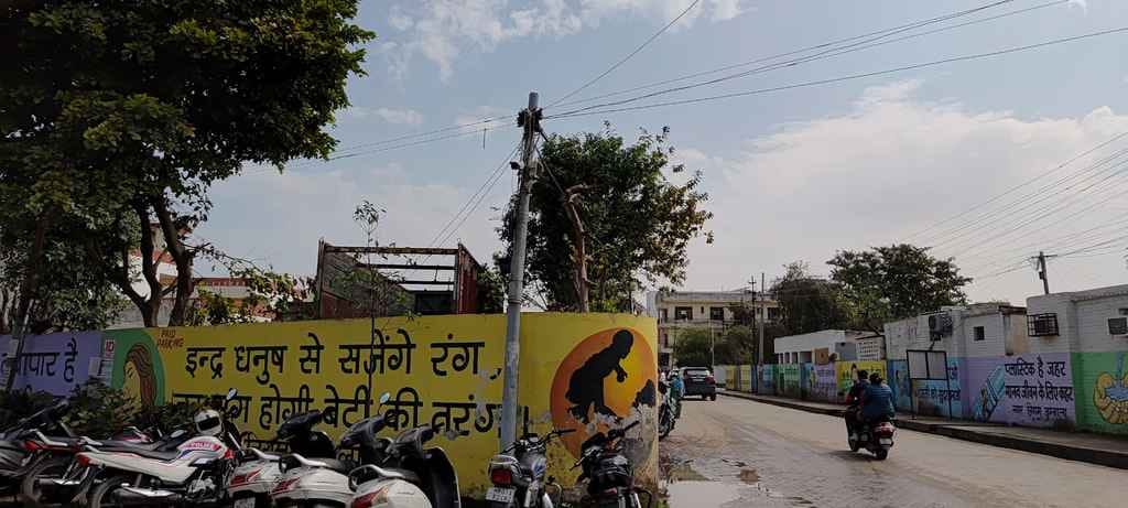 अंबाला कोर्ट परिसर में गोलियां चलने के बाद पुलिस को जानकारी देते हुए छावनी निवासी अमन सोनकर। सं