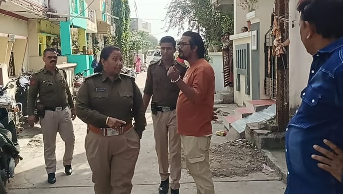 भेरू गढ़ क्षेत्र में मर्डर के आरोपी के घर पर हंगामा