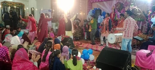 भराड़ी के लढयानी में आयोजित जागरण में झांकी निकालते कलाकार। संवाद भराड़ी के लढयानी में आयोजित जागरण में झांकी निकालते कलाकार। संवाद