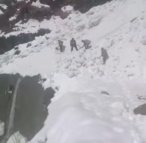 चंबा में भरमौर मुख्यालय को जोडने वाले लिंक मार्ग से बर्फ  हटाती जेसीबी मशीन।संवाद