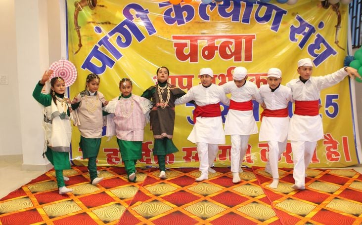 चंबा में जुकारू उत्सव के दौरान मौजूद लोग।संवाद