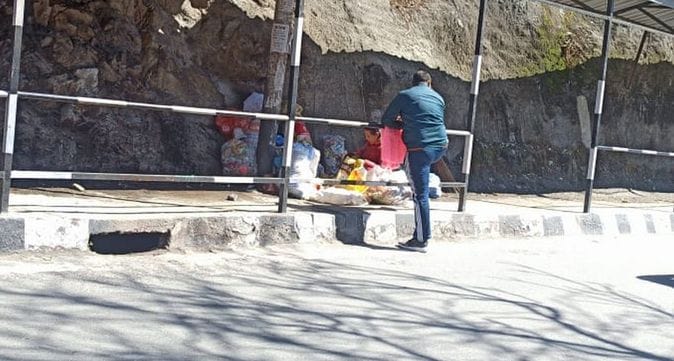 चंबा में धड़ोग के पास बने पैदल मार्ग पर पोल के पीछे बोरे में भरकर रखा गया कूड़ा।संवाद चंबा में धड़ोग के पास बने पैदल मार्ग पर पोल के पीछे बोरे में भरकर रखा गया कूड़ा।संवाद