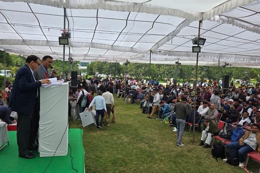 फोटो 11: सोनीपत के खरखौदा कन्या महाविद्यालय में शुक्रवार को पोलिंग पार्टियां रवाना करने से पहले फोटो 11: सोनीपत के खरखौदा कन्या महाविद्यालय में शुक्रवार को पोलिंग पार्टियां रवाना करने से पहले