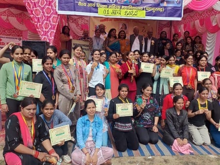 -फोटो 53 : जोर लगाके हैय्या! रस्साकशी में दमखम दिखाते हुए प्रतिभागी छात्राएं। संवाद