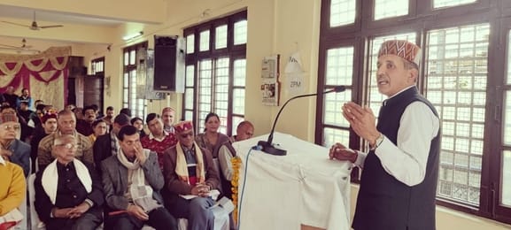 घुमारवीं में आयोजित कवि सम्मेलन में मौजूद कवि। संवाद