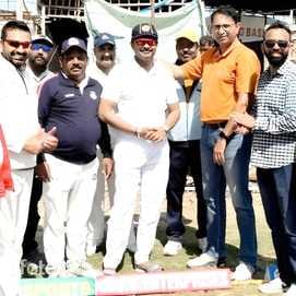 क्रिकेट मैच में पूर्व रणजी ट्रॉफी खिलाड़ी मनु कुमार के साथ पदाधिकारी एवं खिलाड़ी। स्त्रोत - आ क्रिकेट मैच में पूर्व रणजी ट्रॉफी खिलाड़ी मनु कुमार के साथ पदाधिकारी एवं खिलाड़ी। स्त्रोत - आ