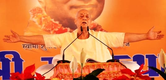 मुमुक्षु आश्रम में रामकथा का श्रवण करते श्रद्धालु। स्रोत: आयोजक मुमुक्षु आश्रम में रामकथा का श्रवण करते श्रद्धालु। स्रोत: आयोजक