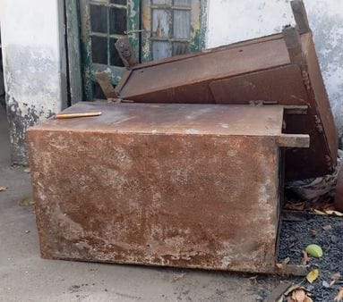 पुलिस गिरफ्त में चोरी के आरोपी और उनसे जप्त किया गया सामान पुलिस गिरफ्त में चोरी के आरोपी और उनसे जप्त किया गया सामान