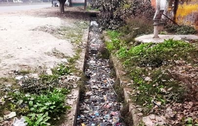 रोजा में उद्योगिक क्षेत्र के बाहर नालियों को मिट्टी डालकर बंद कर दिया गया। संवाद