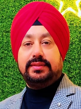 रोजा में उद्योगिक क्षेत्र के बाहर नालियों को मिट्टी डालकर बंद कर दिया गया। संवाद
