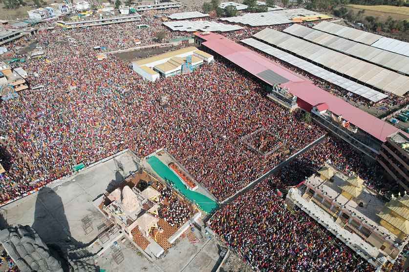 सीहोर। लाखों की संख्या में कथा सुनने पहुंच रहे श्रद्धालु