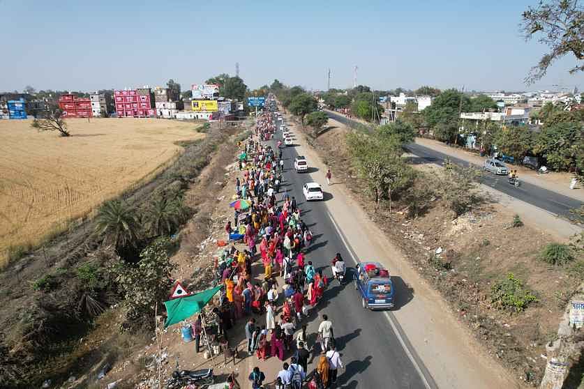 सीहोर। लाखों की संख्या में कथा सुनने पहुंच रहे श्रद्धालु
