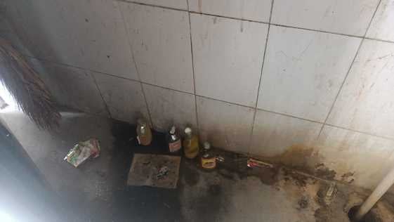 सलौणी बाजार में सार्वजनिक शौचालयों में पसरी गंदगी। संवाद सलौणी बाजार में सार्वजनिक शौचालयों में पसरी गंदगी। संवाद