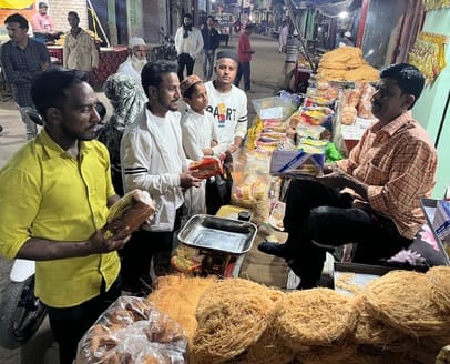 शहर के कोतवाली मार्ग पर लगी एक दुकान पर खजला और सैमई खरीदते लोग।संवाद शहर के कोतवाली मार्ग पर लगी एक दुकान पर खजला और सैमई खरीदते लोग।संवाद