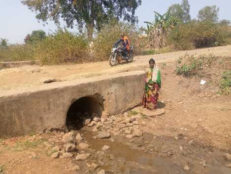 वह जलाशय जहां किसानों को पानी नहीं मिल रहा है और किसान जिनके खेतों तक पानी न मिलने से वह परेशान