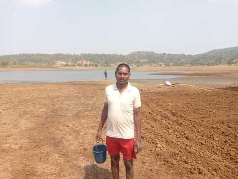 वह जलाशय जहां किसानों को पानी नहीं मिल रहा है और किसान जिनके खेतों तक पानी न मिलने से वह परेशान