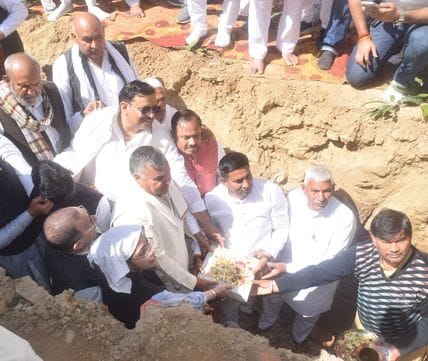 02जेएनडी20: पिल्लूखेड़ा में परशुराम मंदिर के शिलान्यास कार्यक्रम में मौजूद समाज के लोग। संवाद 02जेएनडी20: पिल्लूखेड़ा में परशुराम मंदिर के शिलान्यास कार्यक्रम में मौजूद समाज के लोग। संवाद