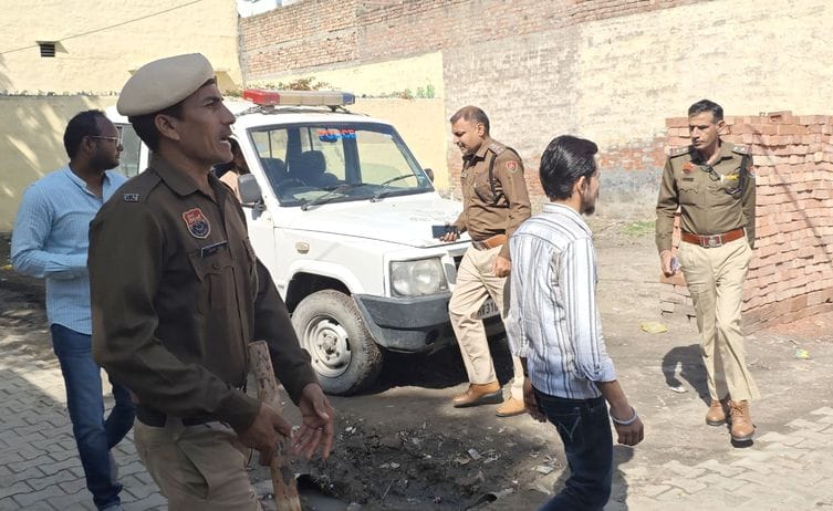 02जेएनडी28:सफीदों के वार्ड 14 में मतदान के लिए लाइन में खड़े मतदाता। संवाद