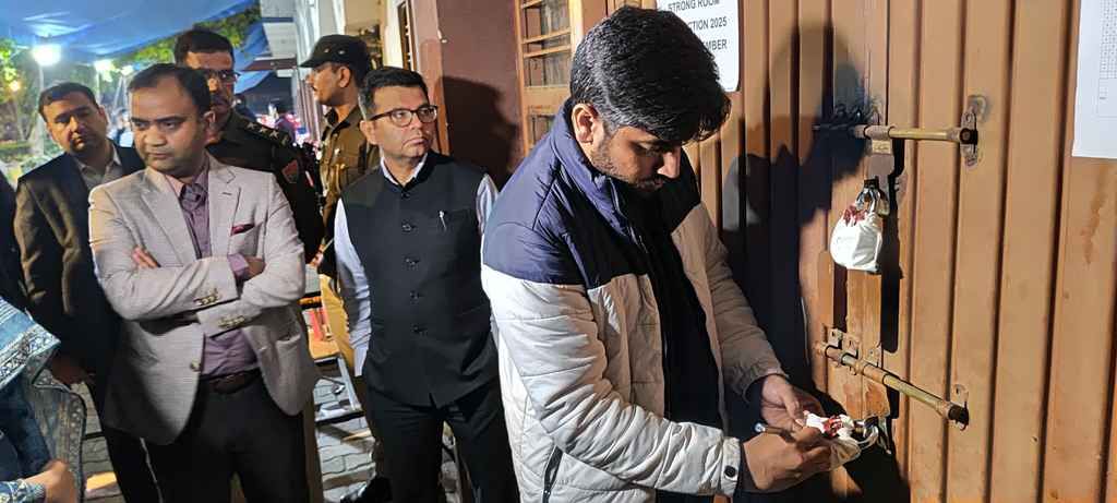 02सीटीके74-नगर निगम चुनाव के बाद सीआर बीएड कॉलेज में उपायुक्त धीरेंद्र खड़गटा की मौजूदगी में स्