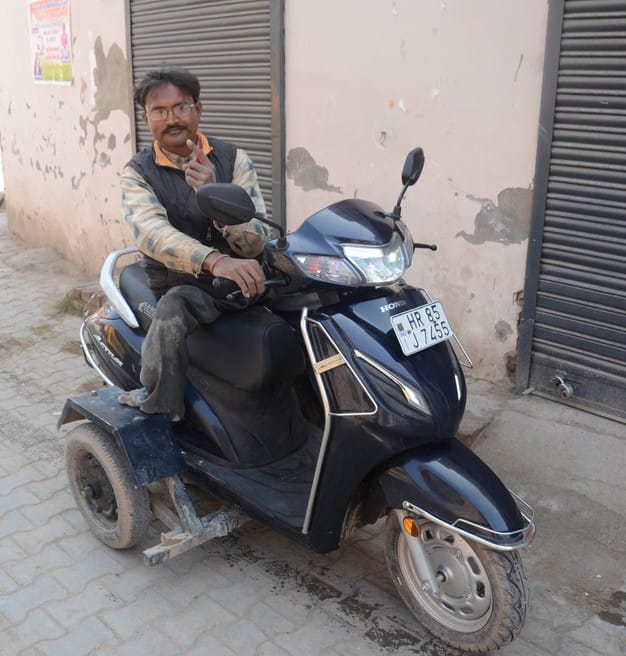 अंबाला छावनी स्थित बूथ नंबर 109 पर मतदान करने के लिए लाइन में लगे मतदाता। संदीप कुमार