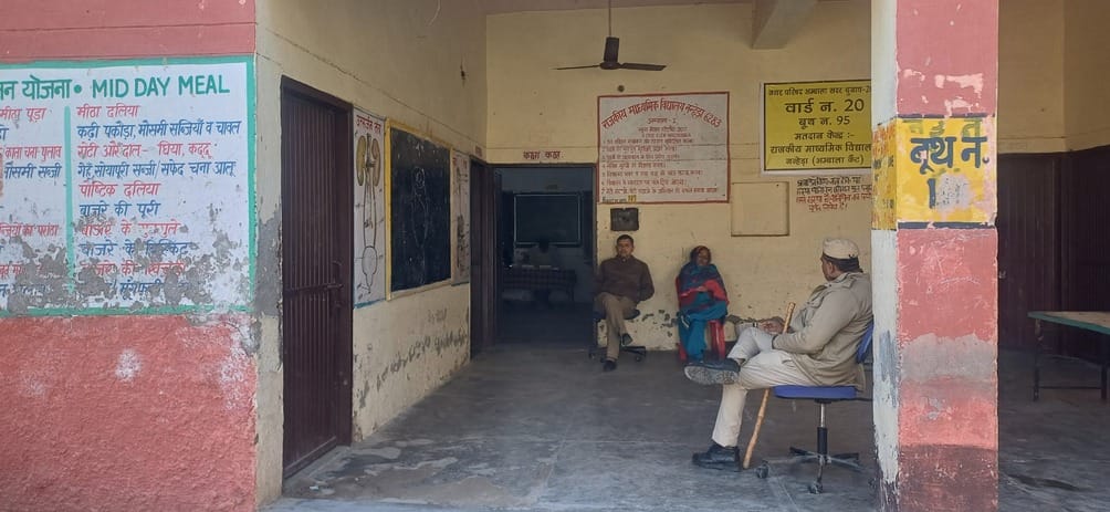 अंबाला छावनी स्थित बूथ नंबर 109 पर मतदान करने के लिए लाइन में लगे मतदाता। संदीप कुमार