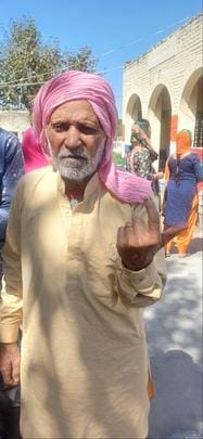 अंबाला छावनी स्थित बूथ नंबर 109 पर मतदान करने के लिए लाइन में लगे मतदाता। संदीप कुमार
