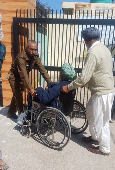 अंबाला छावनी स्थित बूथ नंबर 109 पर मतदान करने के लिए लाइन में लगे मतदाता। संदीप कुमार