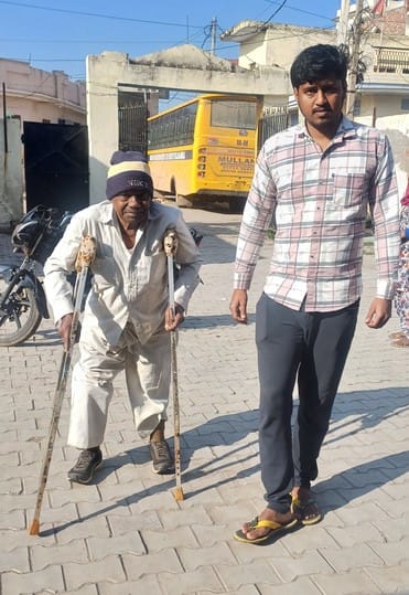 अंबाला छावनी स्थित बूथ नंबर 109 पर मतदान करने के लिए लाइन में लगे मतदाता। संदीप कुमार