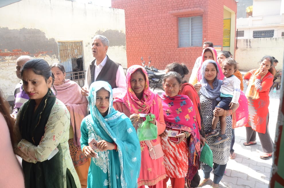 अंबाला छावनी स्थित बूथ नंबर 109 पर मतदान करने के लिए लाइन में लगे मतदाता। संदीप कुमार