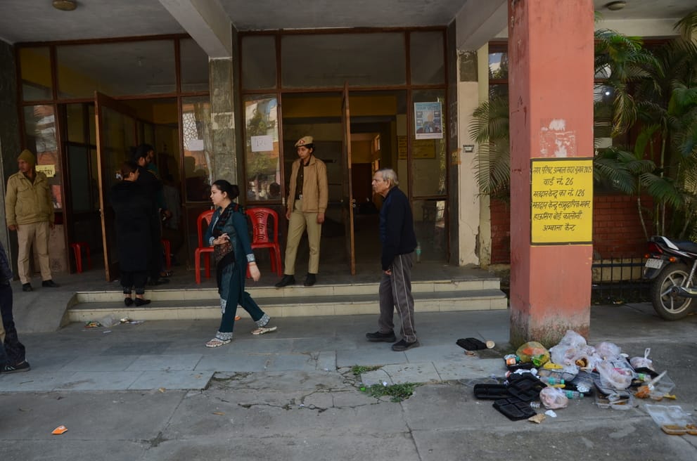 अंबाला छावनी स्थित बूथ नंबर 109 पर मतदान करने के लिए लाइन में लगे मतदाता। संदीप कुमार